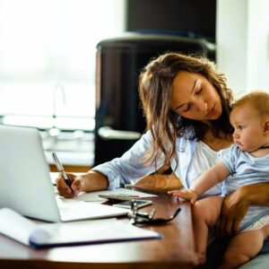 Sostegno alla maternità per lavoratrici autonome e imprenditrici: contributo fino a 25.000 euro per la sostituzione