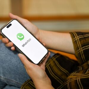 Nasce il nuovo canale WhatsApp dedicato a colf e badanti